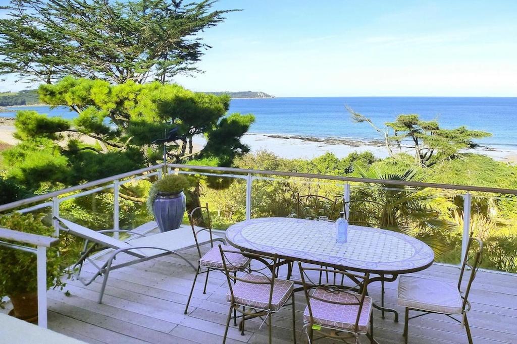 Beautiful 4 Family Villa Overlooking The Beach Locquirec Exterior photo